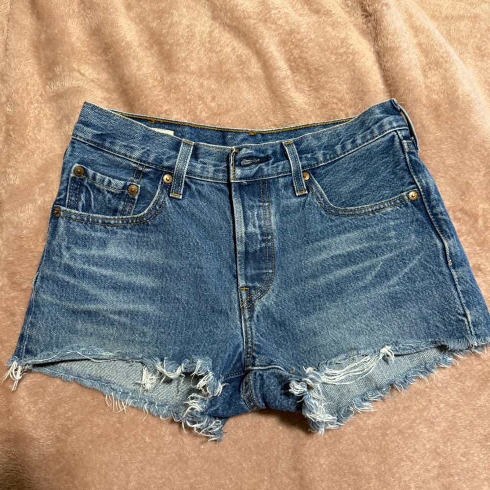 🔵🔵Levi’s 501 Frayed Hem Denim Shorts